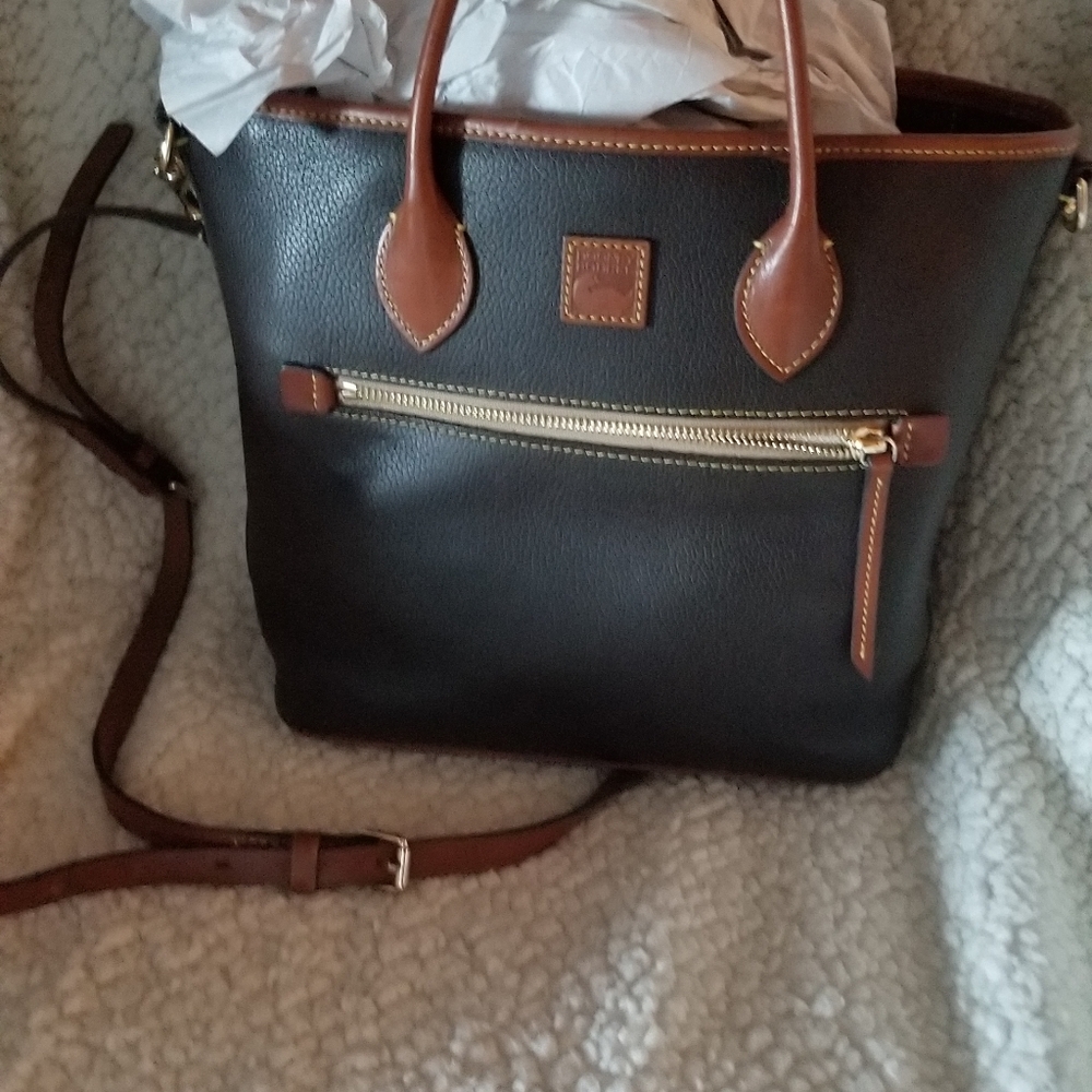 DOONEY AND BOURKE PEBBLE GRAIN HANDLE TOTE. BROWN T'MORO.